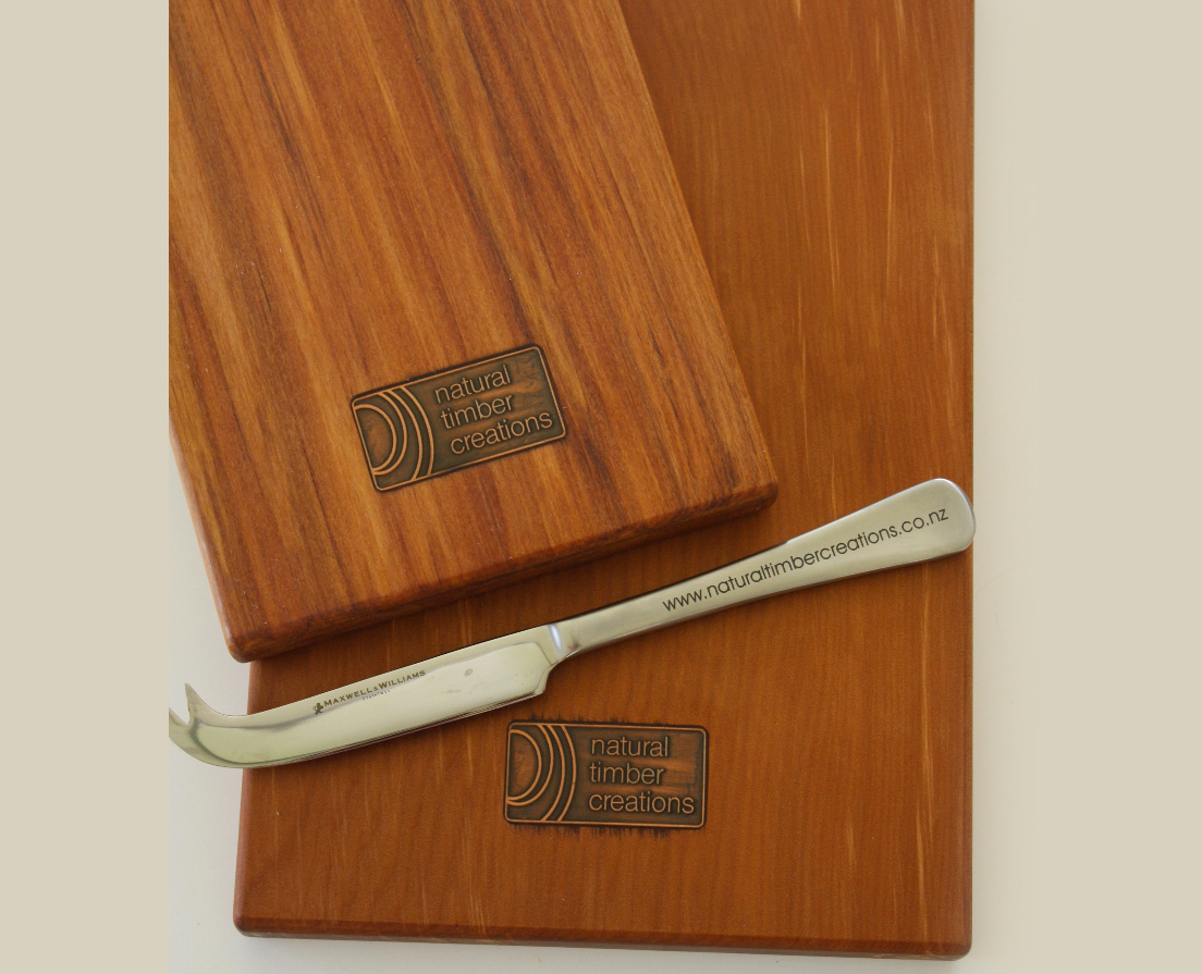 Branded cheeseboard <br>& knives